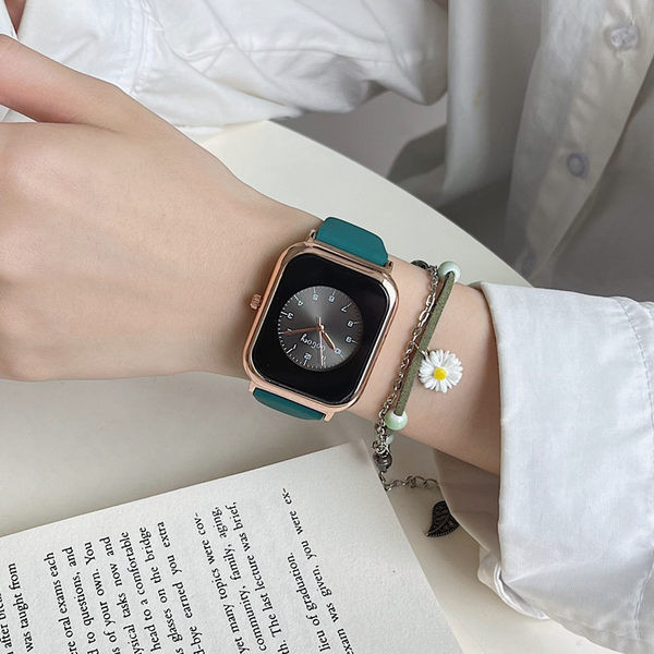 Moteriškas laisvalaikio laikrodis su metaliniais elementais