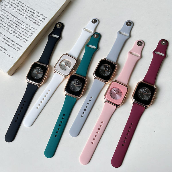 Moteriškas laisvalaikio laikrodis su metaliniais elementais