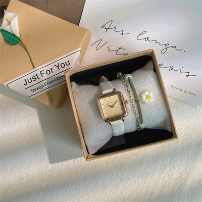 Νέο μοντέλο γυναικείου ρολογιού τετράγωνου σχήματος