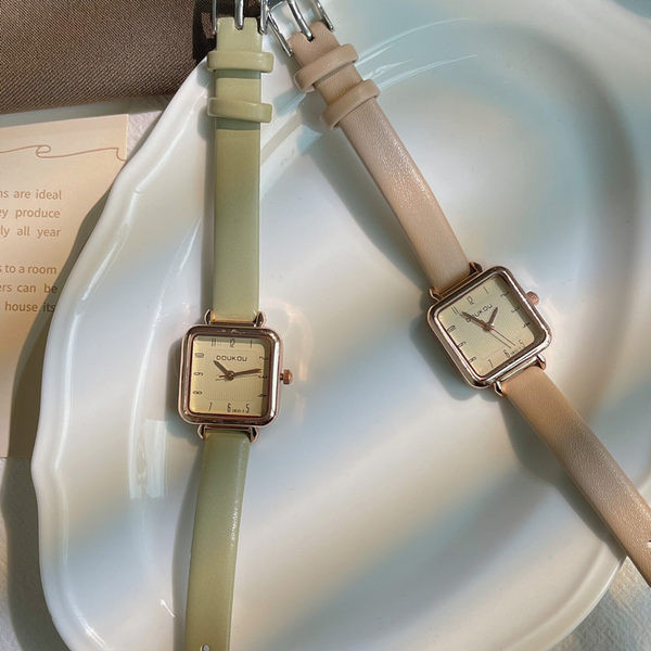 Νέο μοντέλο γυναικείου ρολογιού τετράγωνου σχήματος