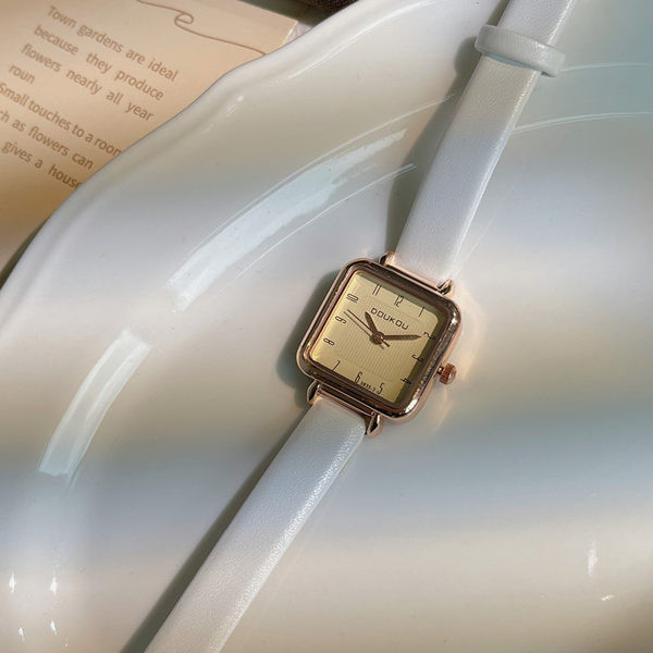 Νέο μοντέλο γυναικείου ρολογιού τετράγωνου σχήματος