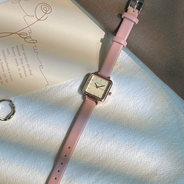 Νέο μοντέλο γυναικείου ρολογιού τετράγωνου σχήματος