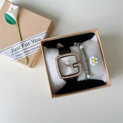 Dámske štvorcové hodinky s koženým remienkom a ozdobnými kamienkami