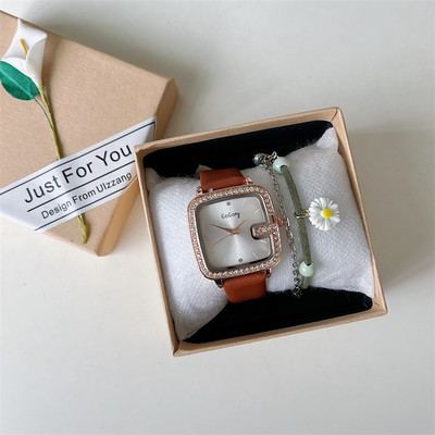 Dámske štvorcové hodinky s koženým remienkom a ozdobnými kamienkami