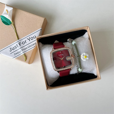 Dámske štvorcové hodinky s koženým remienkom a ozdobnými kamienkami