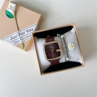 Dámske štvorcové hodinky s koženým remienkom a ozdobnými kamienkami