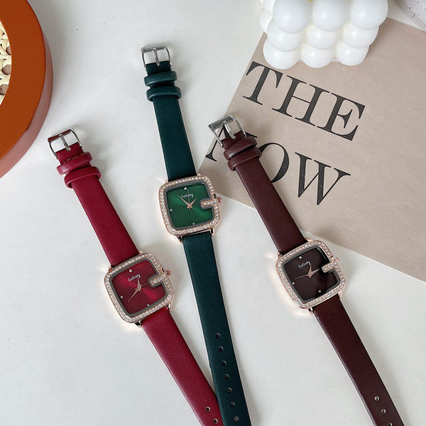 Dámske štvorcové hodinky s koženým remienkom a ozdobnými kamienkami