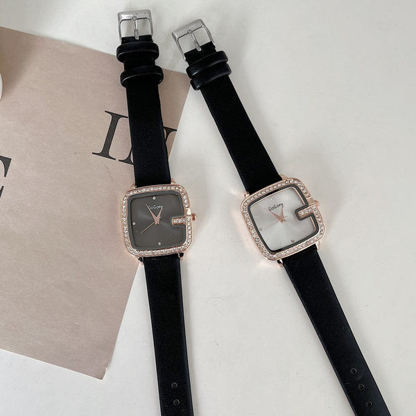 Dámske štvorcové hodinky s koženým remienkom a ozdobnými kamienkami