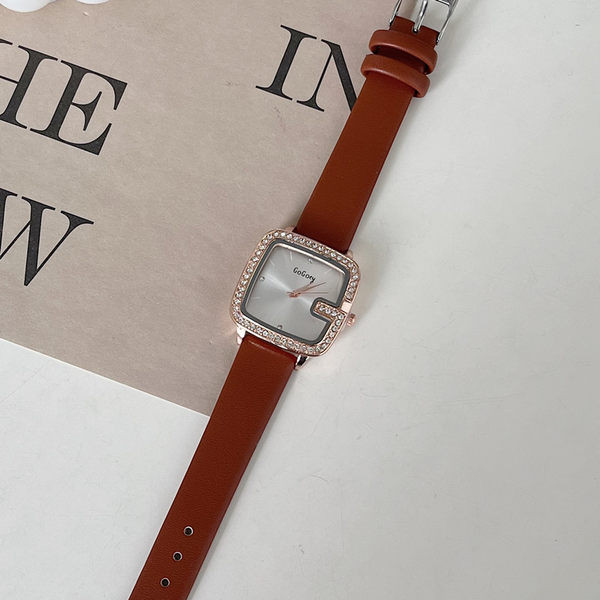 Dámske štvorcové hodinky s koženým remienkom a ozdobnými kamienkami