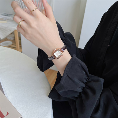 Γυναικείο δερμάτινο ρολόι με μεταλλικά στοιχεία