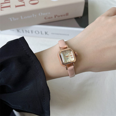 Γυναικείο δερμάτινο ρολόι με μεταλλικά στοιχεία