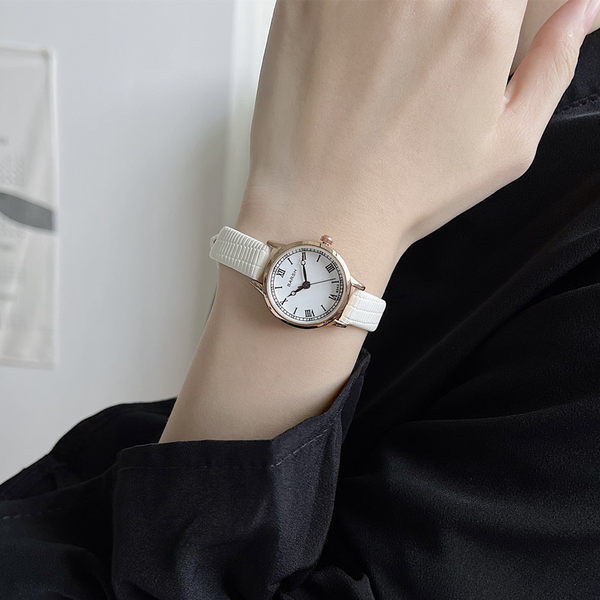 Καθαρό μοντέλο γυναικείο ρολόι σε στρογγυλό σχήμα και δερμάτινο λουράκι