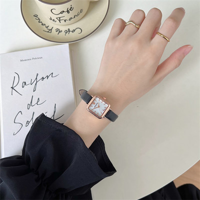 Ruudukujuline vabaaja naiste käekell – mitmes värvitoonis