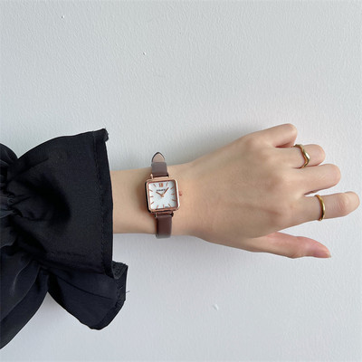 Ruudukujuline vabaaja naiste käekell – mitmes värvitoonis