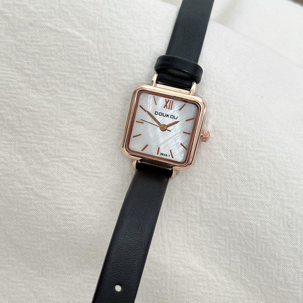 Ruudukujuline vabaaja naiste käekell – mitmes värvitoonis