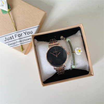 Moderné hodinky v striebornej a zlatej farbe