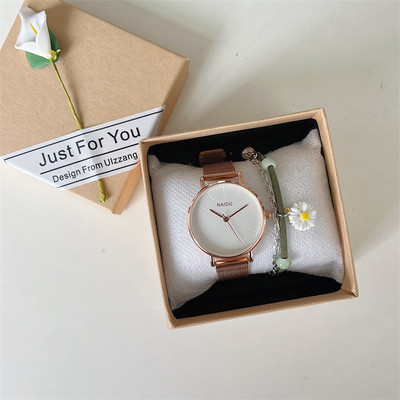 Moderné hodinky v striebornej a zlatej farbe