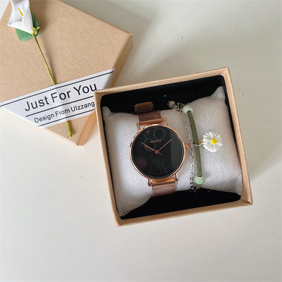 Moderné hodinky v striebornej a zlatej farbe