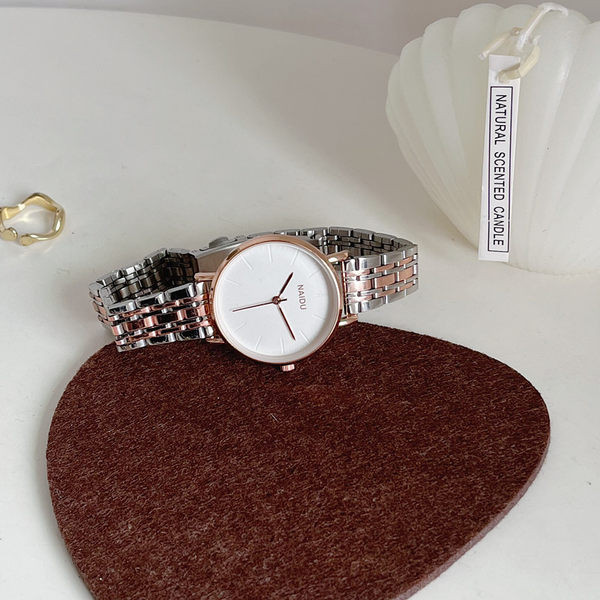 Moderné hodinky v striebornej a zlatej farbe