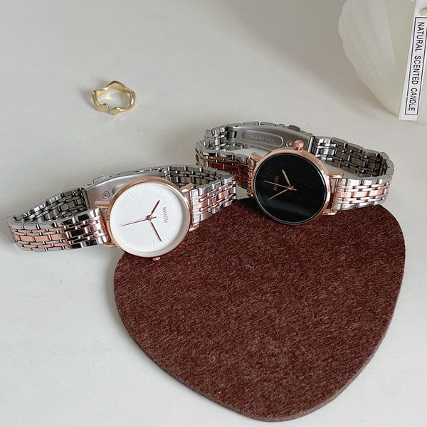 Moderné hodinky v striebornej a zlatej farbe