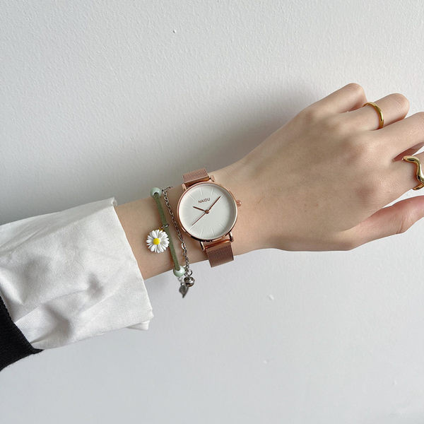 Moderné hodinky v striebornej a zlatej farbe