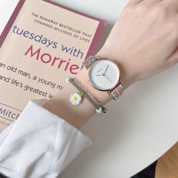 Moderné hodinky v striebornej a zlatej farbe