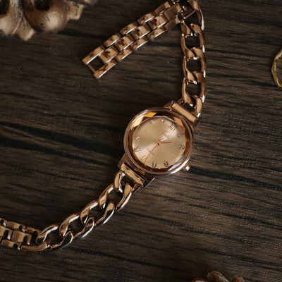 Čelični ženski sat u zlatnoj boji