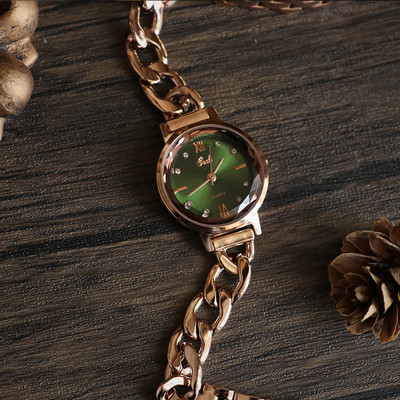 Čelični ženski sat u zlatnoj boji