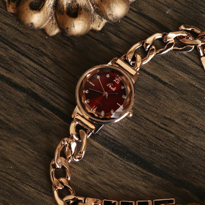 Čelični ženski sat u zlatnoj boji