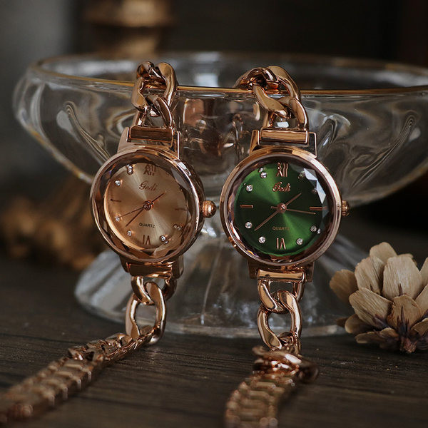 Čelični ženski sat u zlatnoj boji