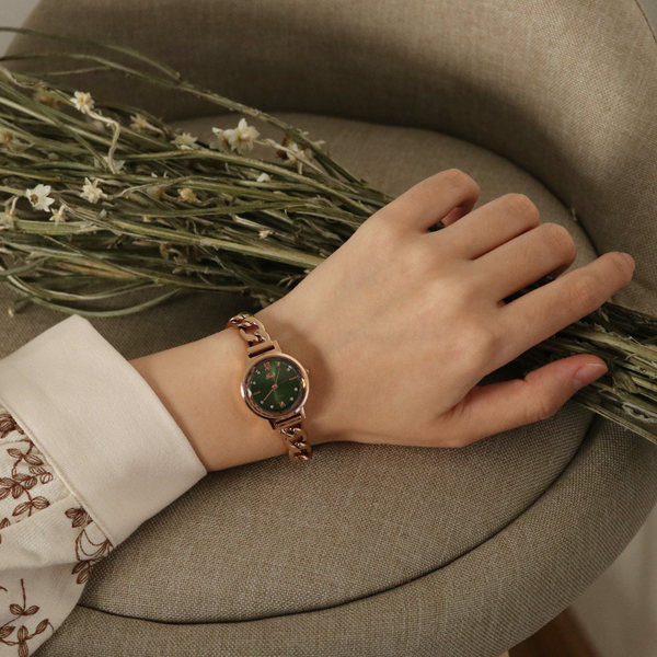 Čelični ženski sat u zlatnoj boji