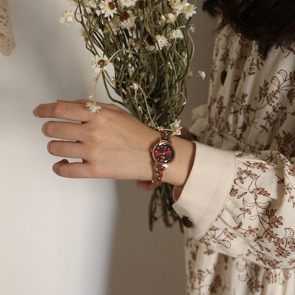 Čelični ženski sat u zlatnoj boji