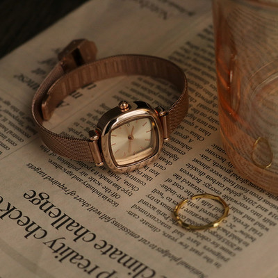 Moderan sat s metalnim remenom za žene