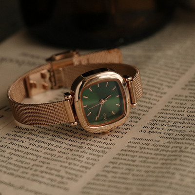 Moderan sat s metalnim remenom za žene