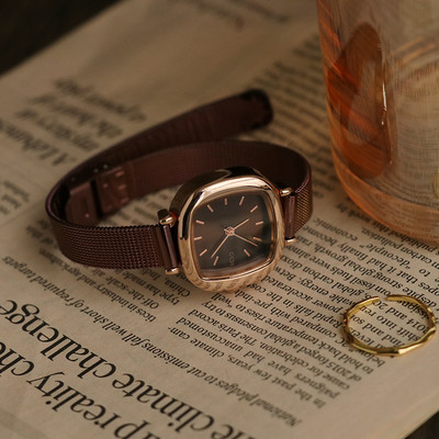 Moderan sat s metalnim remenom za žene