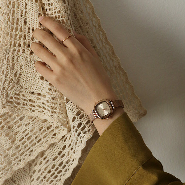 Moderan sat s metalnim remenom za žene