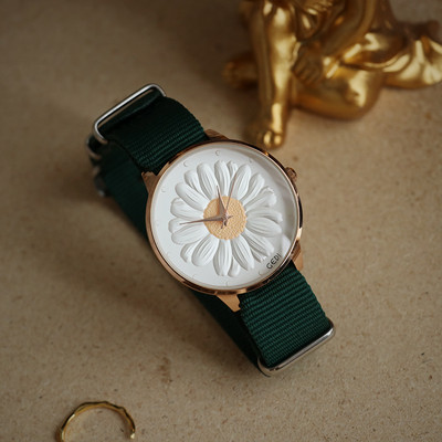 Μοντέρνο αδιάβροχο γυναικείο ρολόι με 3D στοιχείο και υφασμάτινο λουράκι