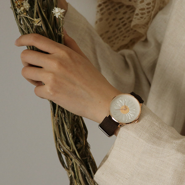 Μοντέρνο αδιάβροχο γυναικείο ρολόι με 3D στοιχείο και υφασμάτινο λουράκι