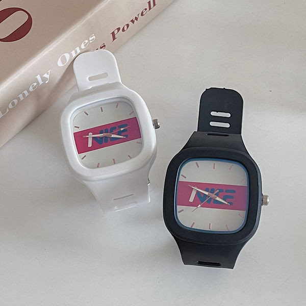 Σπορ γυναικείο ρολόι με λουράκι σιλικόνης