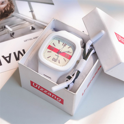 Τετράγωνο ηλεκτρονικό ρολόι σε διάφορα χρώματα