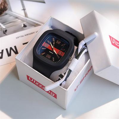 Τετράγωνο ηλεκτρονικό ρολόι σε διάφορα χρώματα