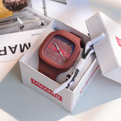 Τετράγωνο ηλεκτρονικό ρολόι σε διάφορα χρώματα