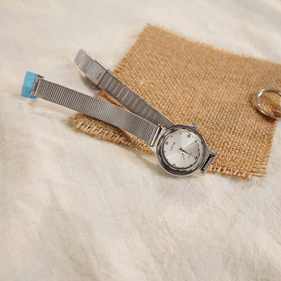 Απαλό γυναικείο ρολόι σε χρυσό και ασημί χρώμα