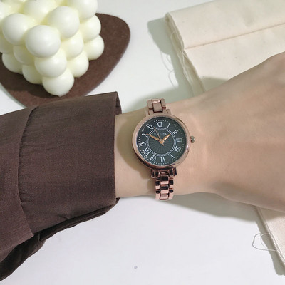 Μοντέρνο γυναικείο ρολόι με μεταλλικό λουράκι