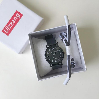 Υφασμάτινο γυναικείο ρολόι σε ανοιχτά χρώματα