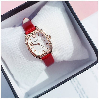 Ceas de dama de culoare uni cu forma patrata si curea din piele