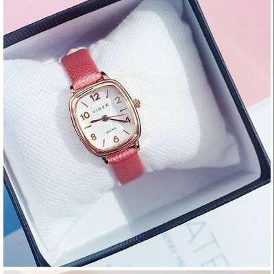 Ceas de dama de culoare uni cu forma patrata si curea din piele