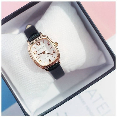 Ceas de dama de culoare uni cu forma patrata si curea din piele