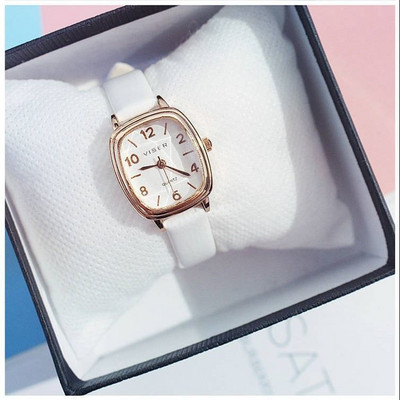 Ceas de dama de culoare uni cu forma patrata si curea din piele