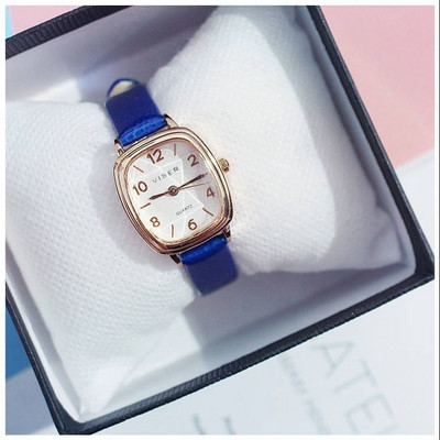 Ceas de dama de culoare uni cu forma patrata si curea din piele